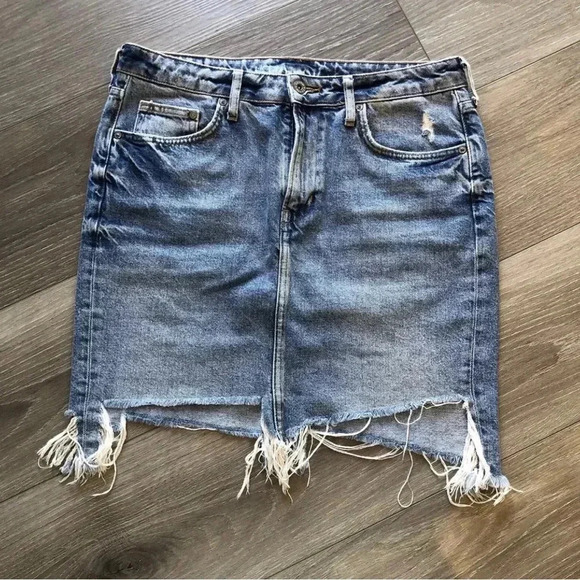 H&M Divided Distressed Jean Denim Raw Hem Skirt Womens Size 10 - Picture 2 of 7